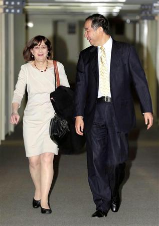 ＴＰＰをめぐる協議に臨む大江博首席交渉官代理（右）と米通商代表部のカトラー次席代表代行＝５日、外務省