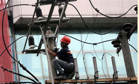 電線網を整備する作業員。インドネシアは経済成長が低迷するなか、政府支出の拡大が成長回復の鍵とみられている＝首都ジャカルタ（ＡＰ）