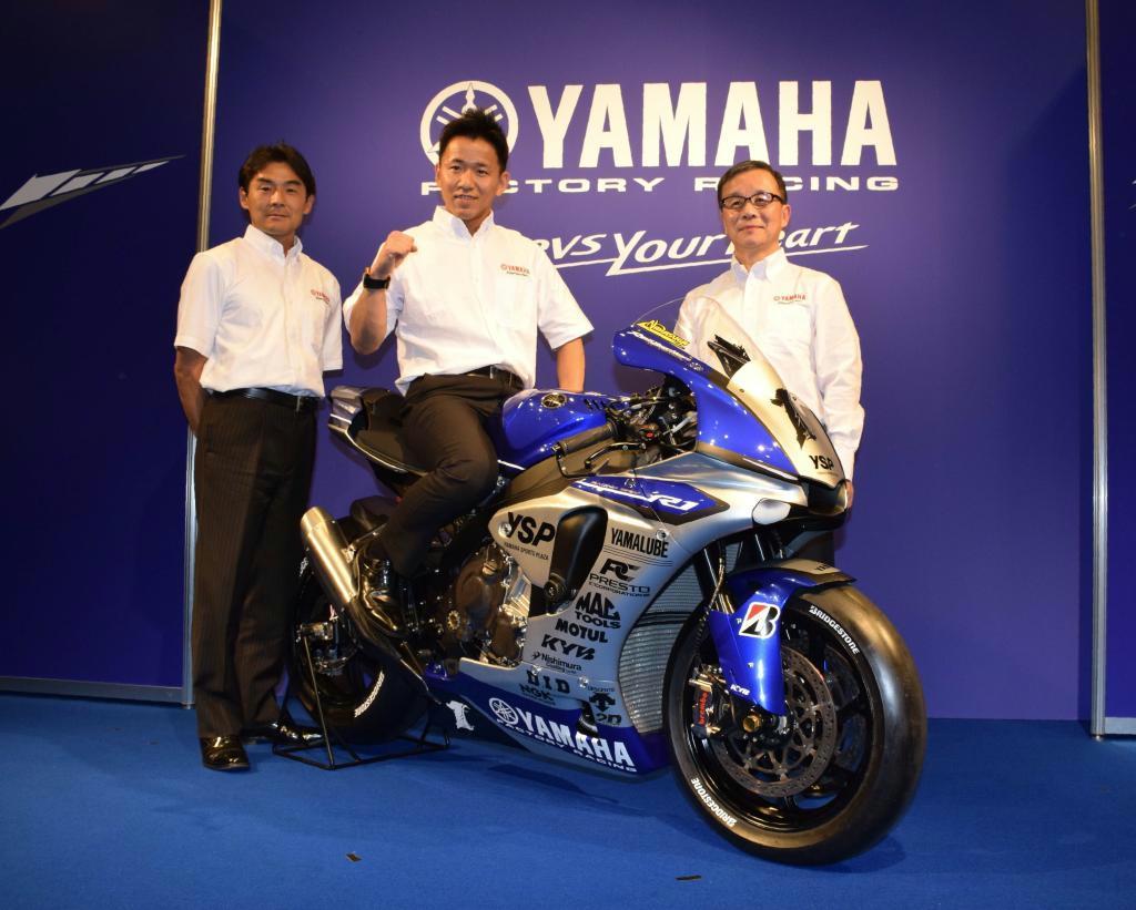 今期のレース車両にまたがるヤマハ発動機のライダーら＝６日午後、東京都千代田区