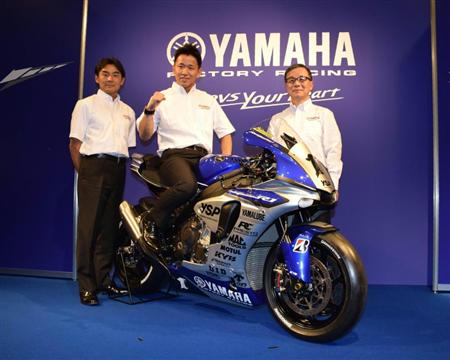今期のレース車両にまたがるヤマハ発動機のライダーら＝６日午後、東京都千代田区