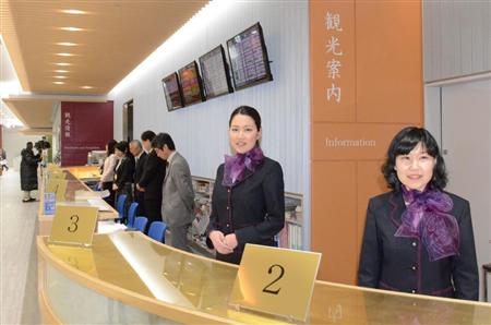 北陸新幹線開業を前にリニューアルオープンした金沢駅の観光案内センター＝６日