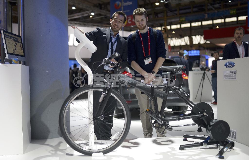 米フォード・モーターがスペイン・カタルーニャ自治州バルセロナで開かれた携帯端末の見本市モバイル・ワールド・コングレスに出展した電動自転車「イー・バイク」のデモンストレーション＝２０１５年３月４日（ＡＰ）