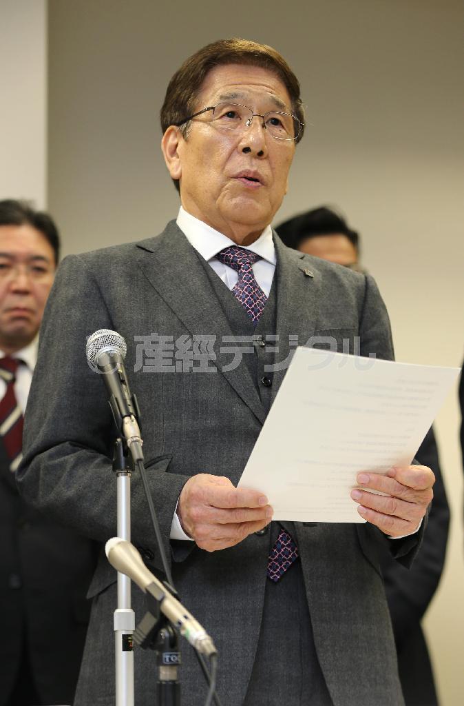 委任状争奪戦を繰り広げる大塚勝久代表取締役会長＝２０１５年２月２５日、東京都千代田区（蔵賢斗撮影）