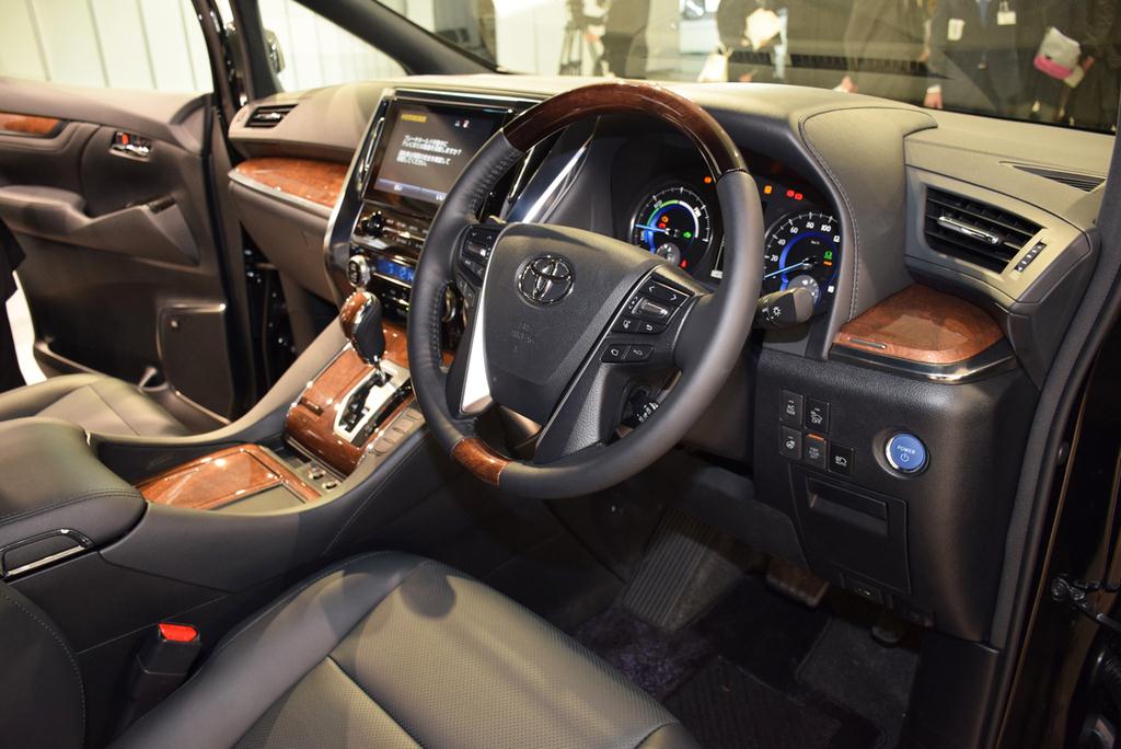 トヨタ自動車の高級ミニバン「アルファード」