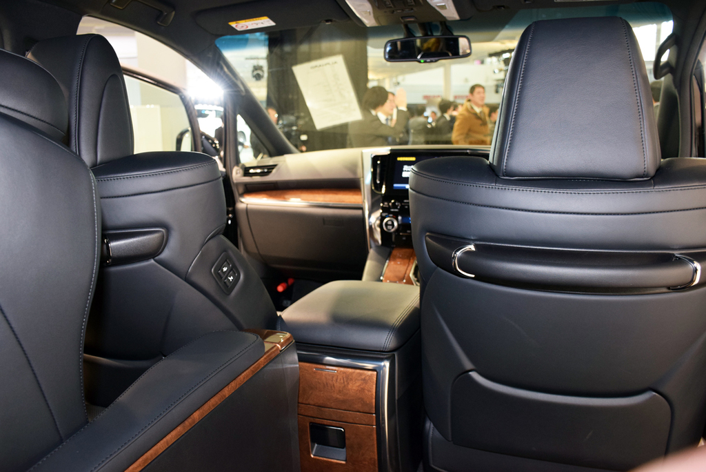「アルファード」の車内。セカンドシートを後方にスライドすれば足元は広々