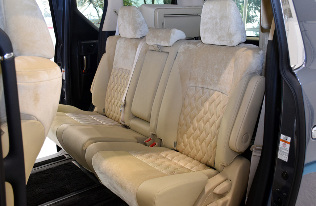 ベンチタイプのセカンドシート