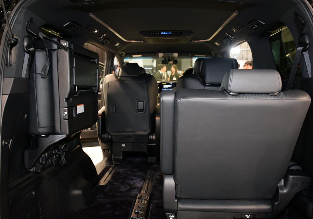 ５：５分割のサードシートは、側面に向けてコンパクトに畳める