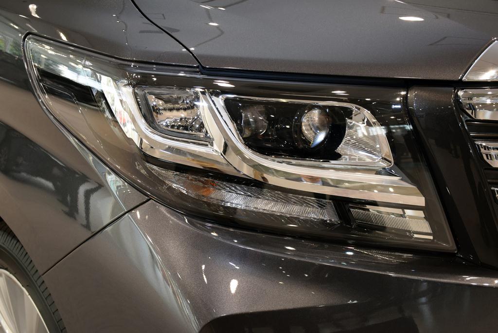 「アルファード」のヘッドランプ