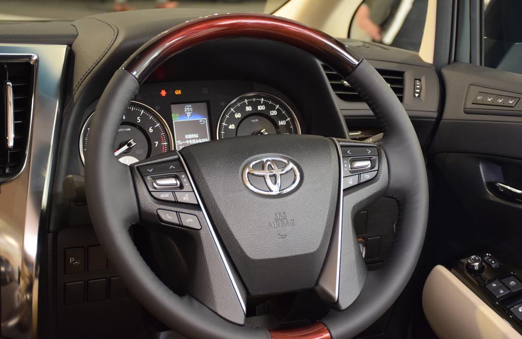 「アルファード」のステアリングと計器パネル