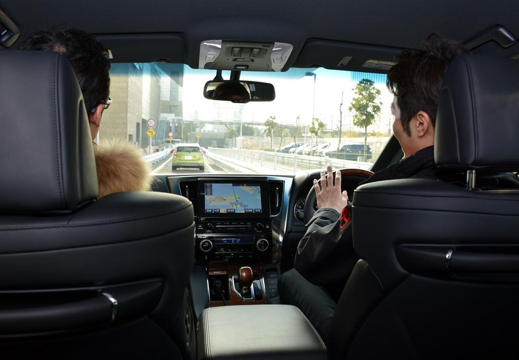 先行車との車間距離を適切に保ちながら追従する「レーダークルーズコントロール」を試す