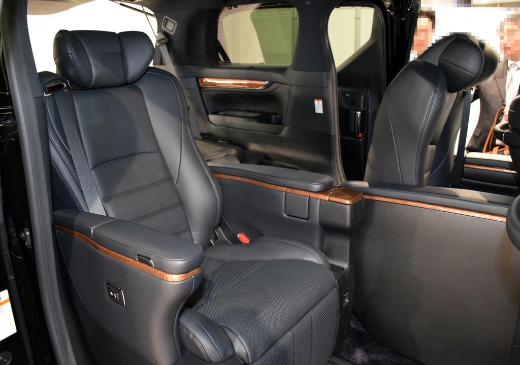 「アルファード」のオットマン付きセカンドシート