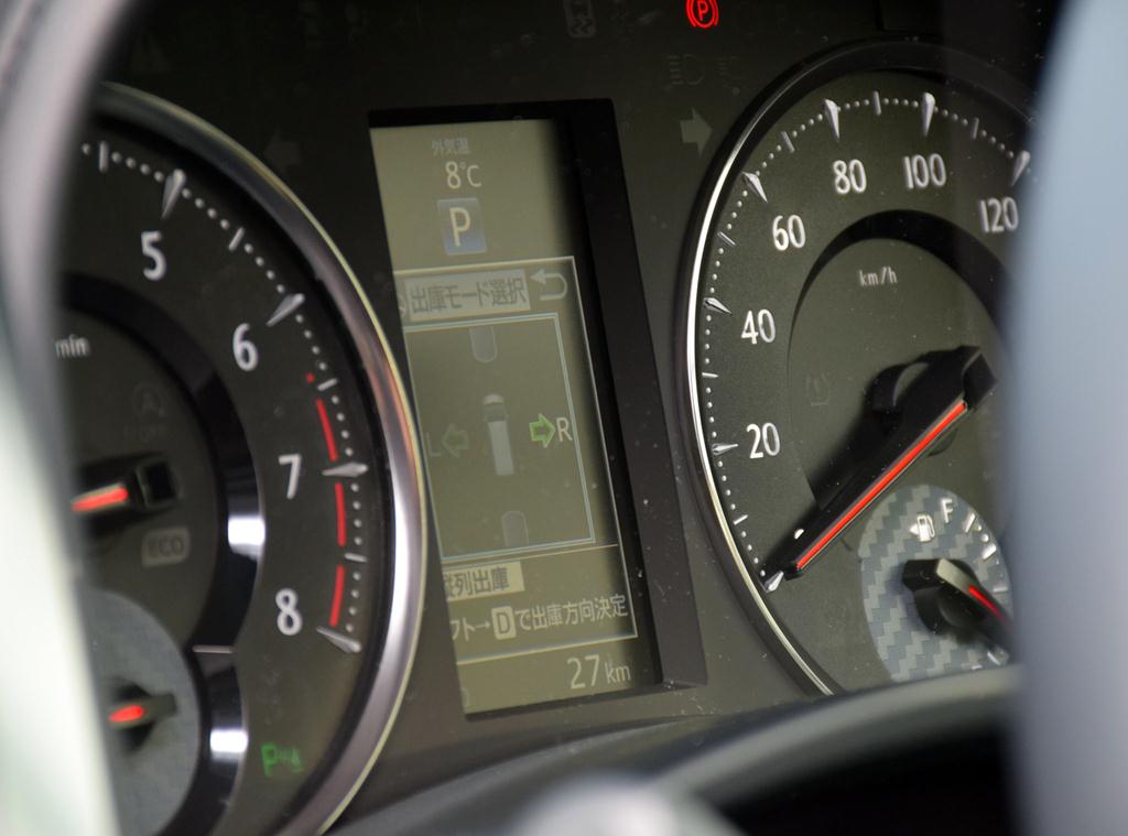 縦列駐車時に「出庫モード」を選択すれば、駐車スペースからの出庫をアシストしてくれる