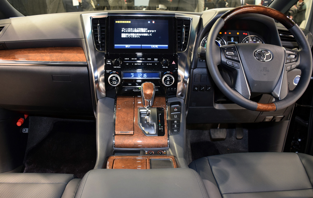 「アルファード」のインパネ