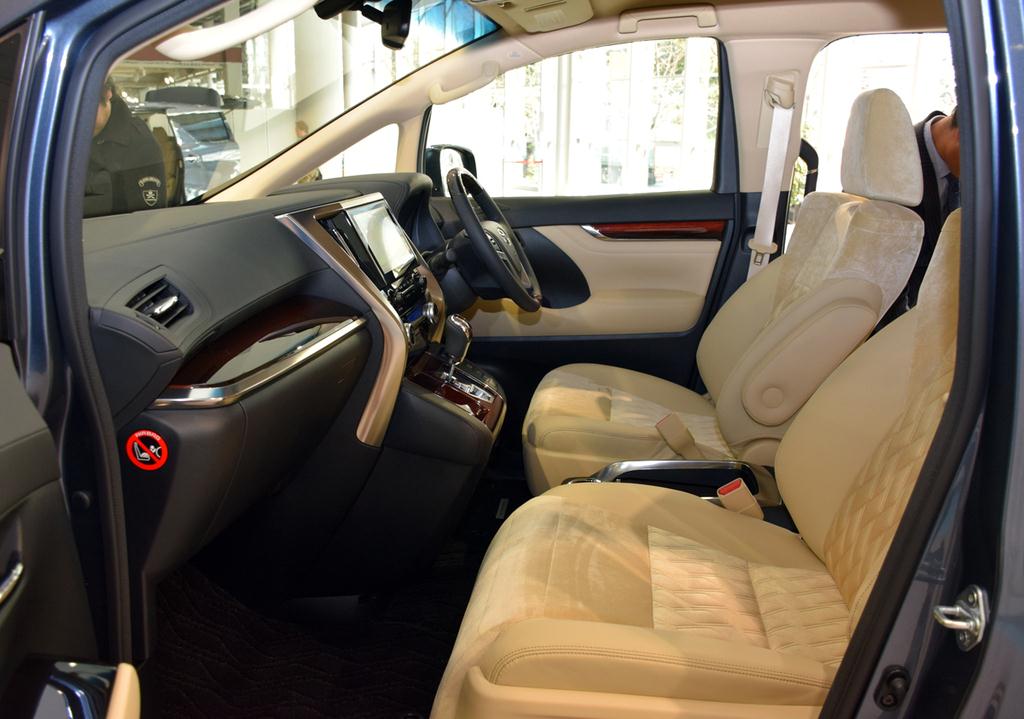 「アルファード」のフロントシート