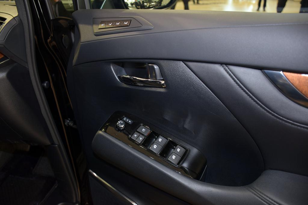 トヨタ自動車の高級ミニバン「アルファード」