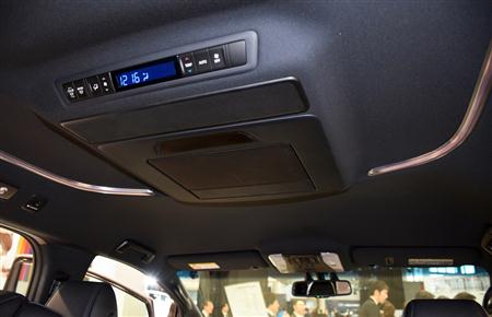 後部座席のエアコンスイッチ類と、ＬＥＤルーフカラーイルミネーション