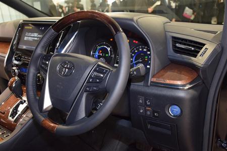 「アルファード」の運転席