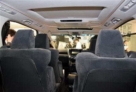 「アルファード」のサードシートからの“眺め”