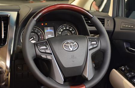 「アルファード」のステアリングと計器パネル