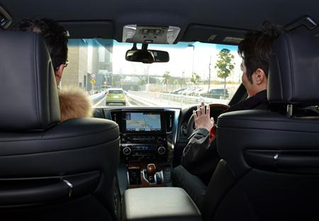 先行車との車間距離を適切に保ちながら追従する「レーダークルーズコントロール」を試す