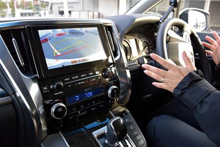 「インテリジェントパーキングアシスト２」。ボタンを押すだけで駐車スペースへのステアリング操作をアシストする
