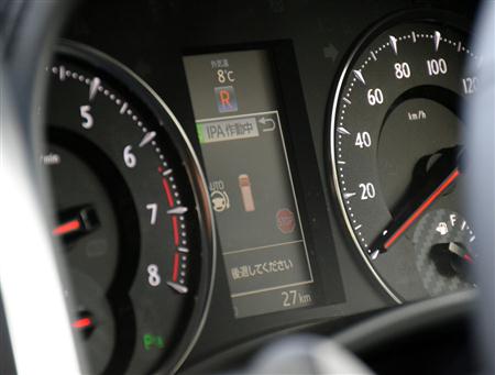 「インテリジェントパーキングアシスト２」（ＩＰＡ）が作動中。ステアリング操作をアシストしてくれる