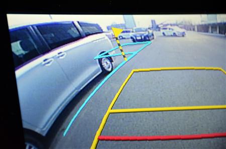 「インテリジェントパーキングアシスト２」を使って駐車。センサーとカメラが駐車可能なスペースを検知する