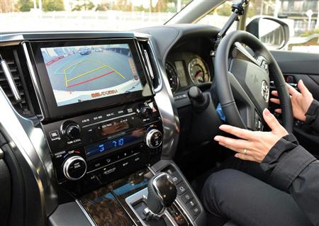 センサーが検知したスペースへ後退する。ハンドルは自動で切るので、基本的にステアリングから手を放しても大丈夫