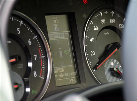 縦列駐車時に「出庫モード」を選択すれば、駐車スペースからの出庫をアシストしてくれる