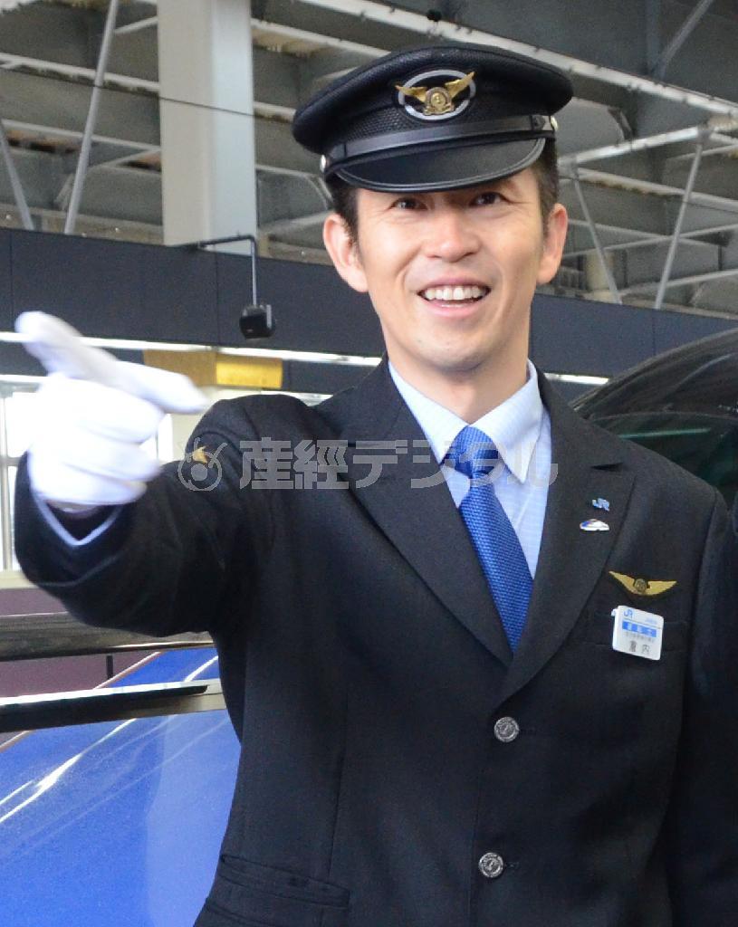 一番列車「かがやき５００号」の運転士を任されたＪＲ西日本の倉内寛史さん＝２０１５年３月４日、石川県金沢市の金沢駅（共同）