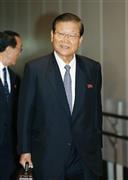 約８年ぶりの北朝鮮訪問を終えて帰国した朝鮮総連の許宗萬（ホ・ジョンマン）議長＝２０１４年１０月７日、東京都大田区・羽田空港（共同）