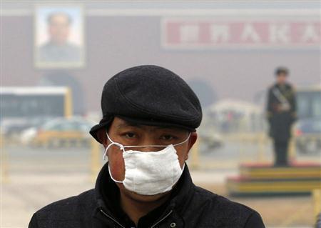 首都北京市で今年最初のスモッグ警報が出された１月１５日、天安門広場前では使い込まれたマスクを着けた男性の姿が見られた。決して慣れっこでは済まされない問題だ＝２０１５年、中国（ロイター）