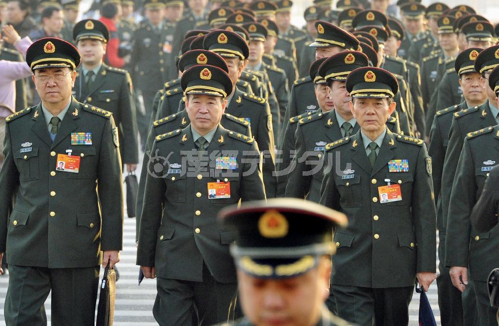 全人代に出席する中国人民解放軍の代表たち。中国軍は進化を加速させているが、将兵の質は簡単には変えられず、「逃げ足」と「腐敗」がその伝統文化だ＝２０１５年３月５日、中国・首都北京市西城区の人民大会堂（共同）