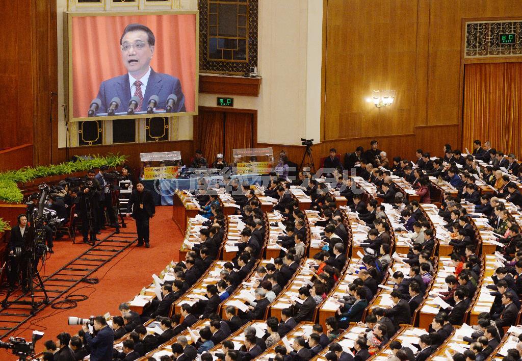 中国全人代が開幕し、会場の大型スクリーンに映し出された李克強首相＝２０１５年３月５日、中国・首都北京市西城区の人民大会堂（共同）