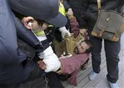 取り押さえられる、マーク・リッパート駐韓米国大使を襲ったキム・ギジョン容疑者＝２０１５年３月５日、韓国・首都ソウル（ＡＰ）