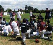 オークランドのグラウンドで子供たちを指導する元ヤクルトの宮本慎也さん（写真中央）＝２０１５年１月下旬、ニュージーランド（提供写真）
