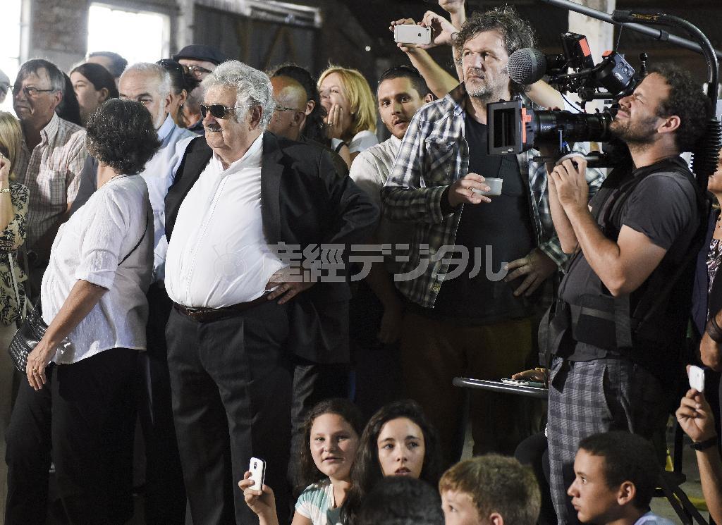 セルビアの映画監督、エミール・クリトリッツァ氏（右から２人目）＝２０１５年３月５日、ウルグアイ・首都モンテビデオ（ＡＰ）