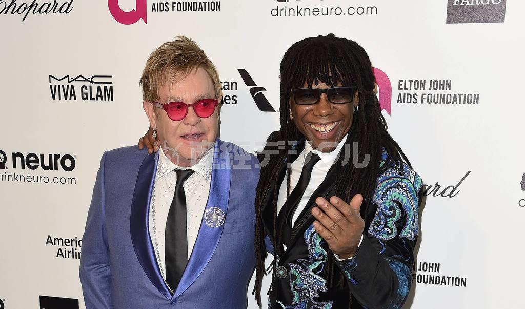 英歌手、エルトン・ジョンさん（左）と米バンド「シック」のギタリスト、ナイル・ロジャースさん＝２０１５年２月２３日、米カリフォルニア州ウエストハリウッド（ロイター）