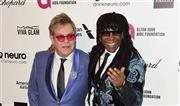 英歌手、エルトン・ジョンさん（左）と米バンド「シック」のギタリスト、ナイル・ロジャースさん＝２０１５年２月２３日、米カリフォルニア州ウエストハリウッド（ロイター）
