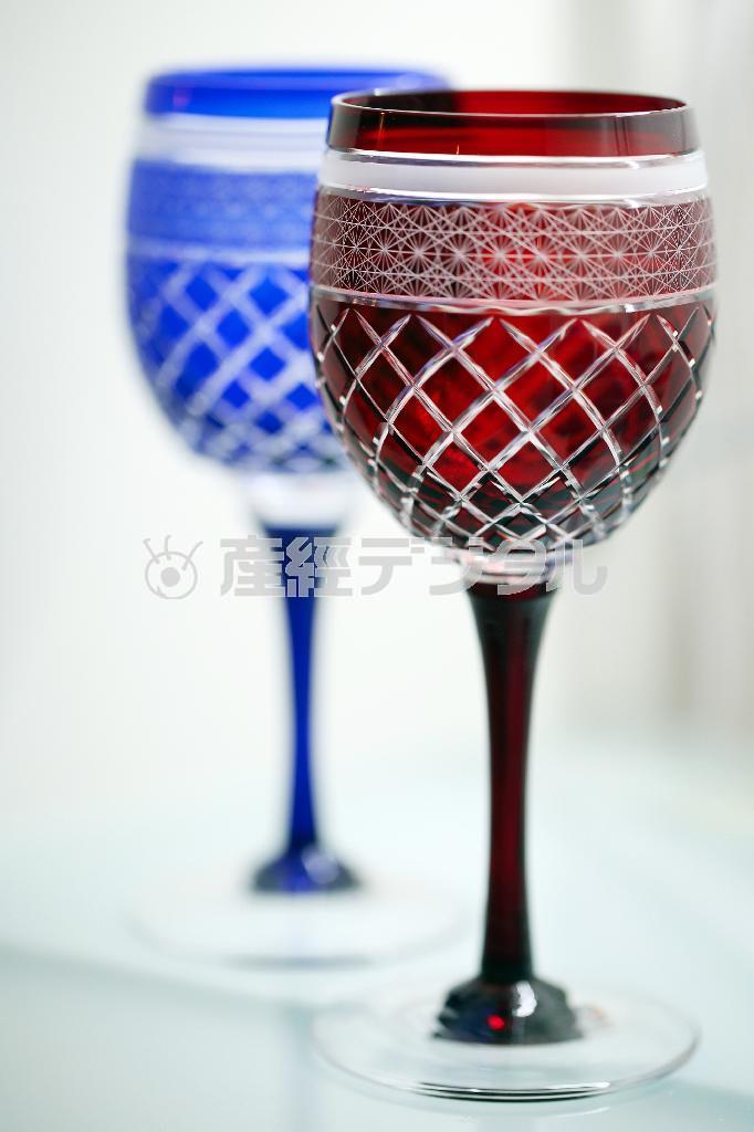 縦に長いものは、ほとんどの場合、縦に撮る方が収まりの良い構図になります。紅を手前に持ってきて、後ろのグラスと重ねて撮影しました＝２０１５年２月１７日（須藤夕子さん撮影）