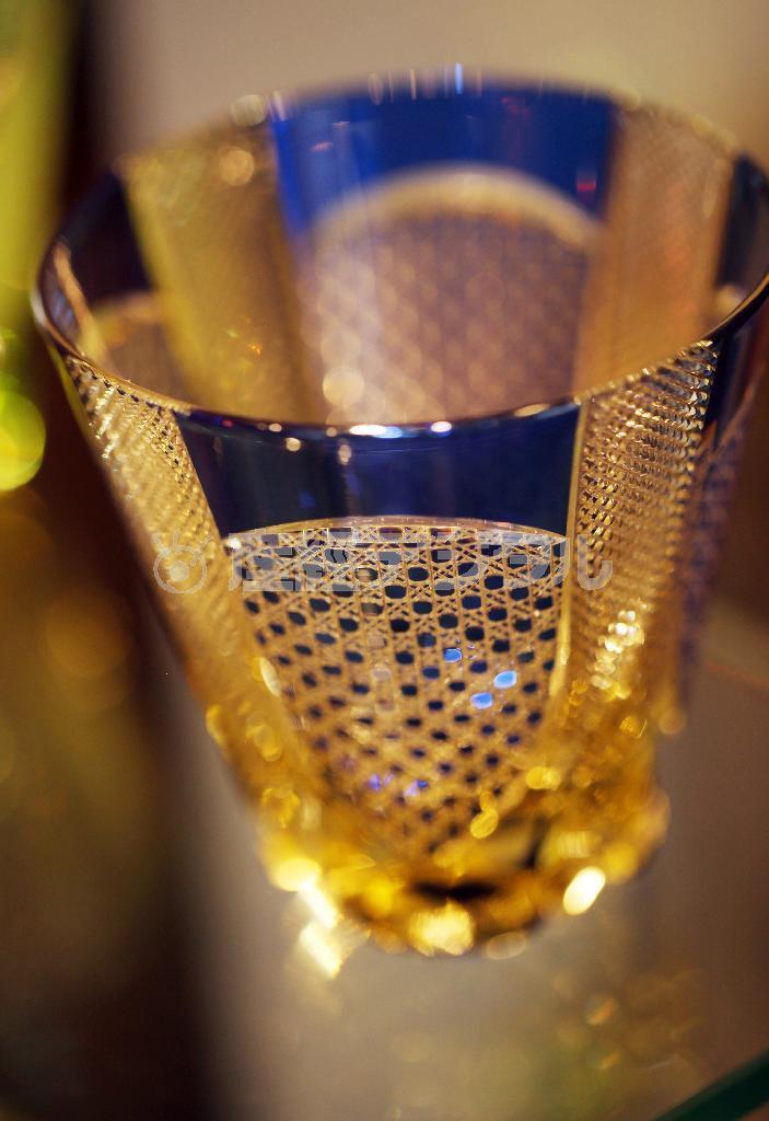 オレンジ色のライトがグラスを照らして黄金色に輝いていたので、金色に近いように設定しました。ホワイトバランスはオートよりも曇りや日陰にする方が黄金色になるので、曇りに設定しました＝２０１５年２月１７日（須藤夕子さん撮影）