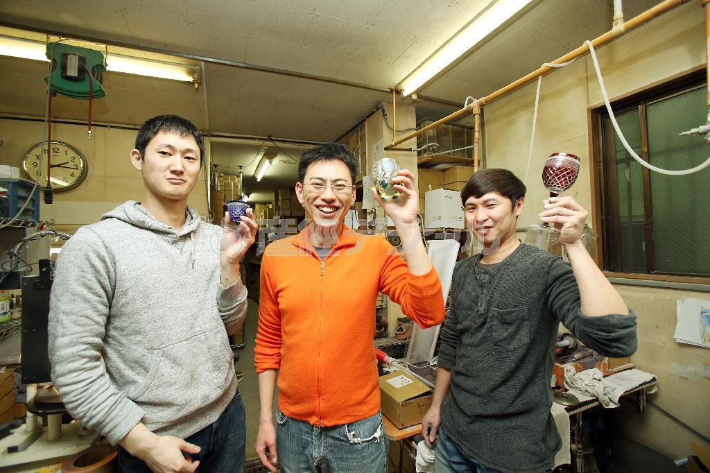 【工房紹介】「江戸切子の店＿華硝」＿＿３代目になる熊倉隆行さん（中央）と職人さんたちを笑顔泥棒しました。お店では、ワークショップを定期的に開催、江戸切子作り体験をしてみませんか？＝２０１５年２月１７日、東京都江東区（須藤夕子さん撮影）。ｗｗｗ．ｅｄｏｋｉｒｉｋｏ．ｃｏ．ｊｐ