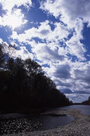 クラスヌィ・ヤール村の船着き場から眺める夏のビキン川＝ロシア・クラスヌィ・ヤール村（伊藤健次さん撮影）