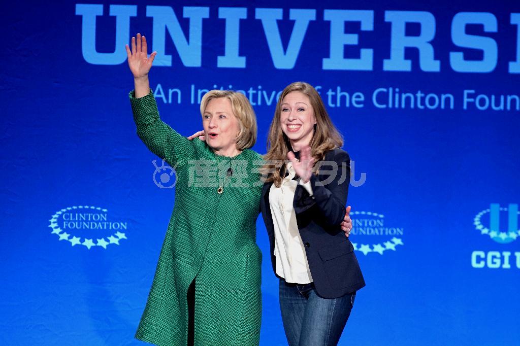 ３月７日、私的メール問題で苦しい防戦を強いられる中、娘のチェルシーさん（右）とともに「クリントン財団」主催のフォーラムに出席したヒラリー・クリントン前国務長官＝２０１５年、米フロリダ州のマイアミ大学（ＡＰ）