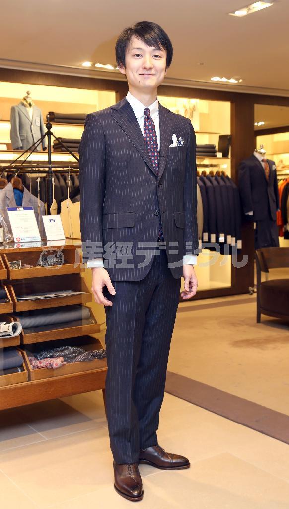 松屋オリジナル「アトリエメイド」のスーツ（８万５０００円）に、松屋オリジナルのラウンドタブカラー（丸襟）のパターンオーダーシャツ（７９００円から）を合わせて清潔感を。松屋オリジナルのプリントネクタイ（１万円）はインポート生地使用の逸品。フェアファクスのポケットチーフ（６８００円）をふんわりさせて立体感を。靴は松屋特注品のペルフェット社製（５万１０００円）＝２０１５年３月３日、東京都中央区銀座（野村成次撮影）