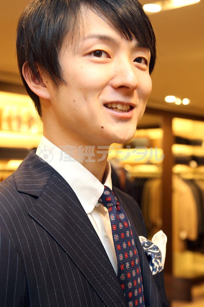 シャツのタブカラーを締めて、ネクタイの結び目を少し浮かせるのがコツ。ポケットチーフもふんわりさせよう＝２０１５年３月３日、東京都中央区銀座（野村成次撮影）