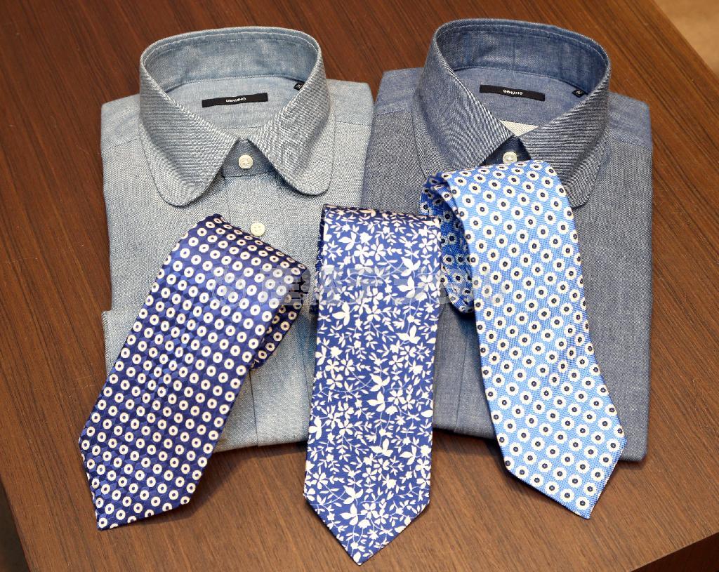 松屋オリジナルのラウンドカラーシャンブレーシャツ（各１万２０００円）は落ち着いた色合い。同系色で華やかな模様を施したホリデー＆ブラウンのプリントネクタイ（各１万６０００円）がぴったり＝２０１５年３月３日、東京都中央区銀座（野村成次撮影）