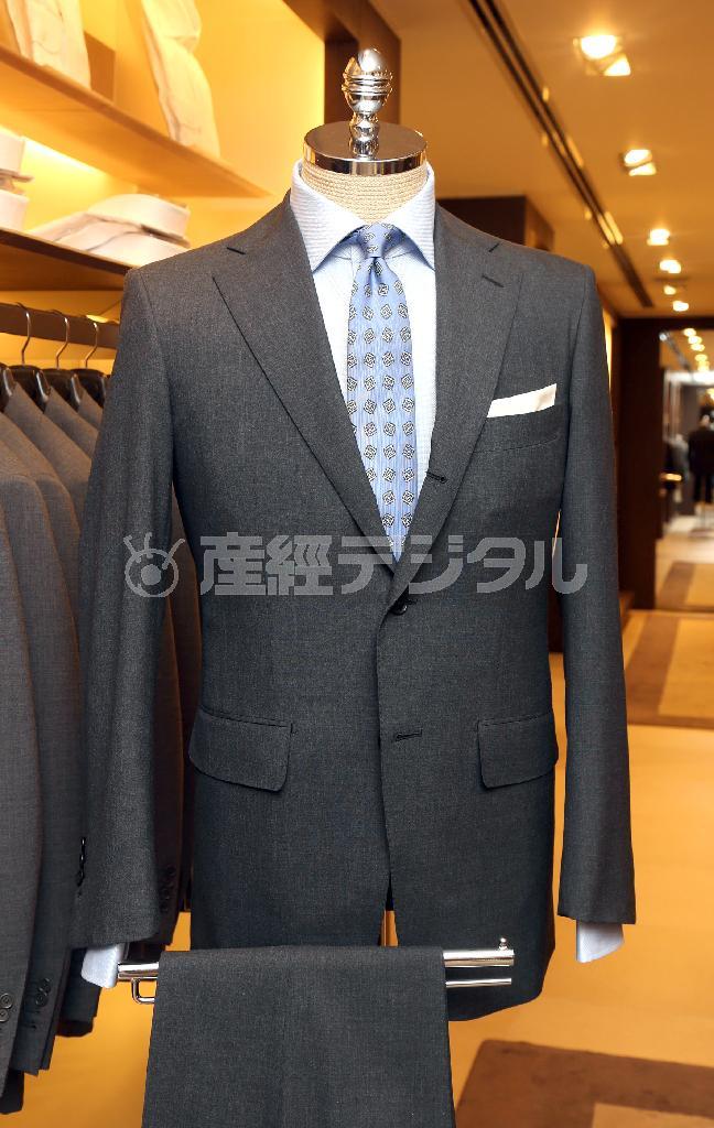 ビジネスシーンではプリントネクタイの合わせ方が決め手。アトリエメイドのスーツ（７万円）に松屋別注フェアファクスのドレスシャツ（１万３０００円）、松屋オリジナルのネクタイ（１万円）に、ポケットチーフ（４０００円）は真っ白なリネンを１センチほどきっちりのぞかせるのがセオリー、フェアファクス社製＝２０１５年３月３日、東京都中央区銀座（野村成次撮影）