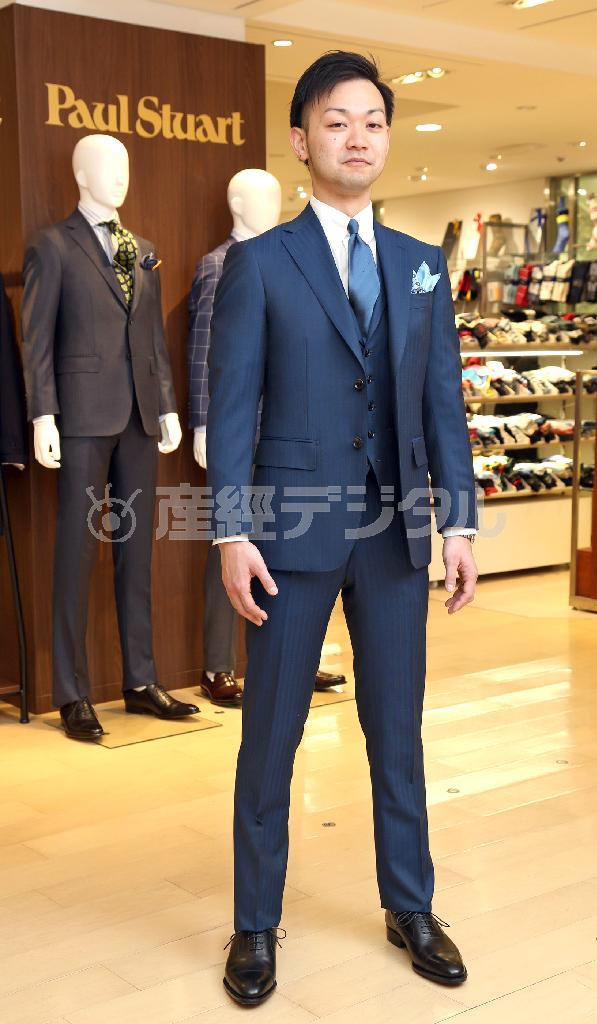 今年のトレンド色「ネイビー」を取り入れたコーディネート。ポールスチュアートの３ピーススーツ（１３万円）でクラシカルかつダンディーに。合わせるネクタイはインプロヴィゼーションの、斜めに節が入ったシャンタン生地を使用（１万円）。フェアファクスのポケットチーフ（６８００円）もブルー系で合わせてダンディーに。靴はペルフェット社製の黒色で引き締めて（５万１０００円）＝２０１５年３月３日、東京都中央区銀座（野村成次撮影）