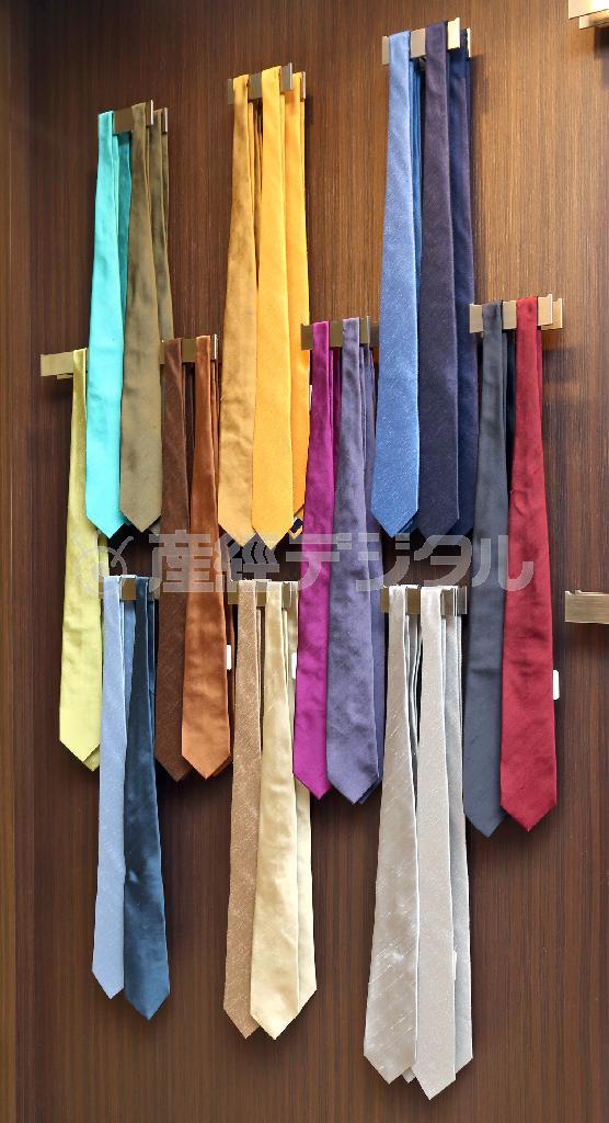 松屋オリジナルのシャンタンネクタイ（９５００円＋１万円の２タイプ）は独特の光沢と斜めに入った節（ネップ）が魅力＝２０１５年３月３日、東京都中央区銀座（野村成次撮影）